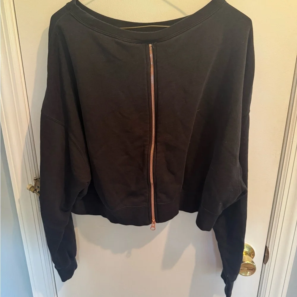 Nike Women's Black and Rose Gold Logo Cropped Sweatshirt, Large